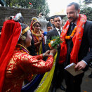 I 2011 gikk reisen til Nepal. Sammen med UNDPs leder, Helen Clark, besøkte han prosjekter som bidrar til å trekke ulike grupper med i en positiv samfunnsutvikling. Som her - transkjønnede ved CruiseAids i Katmandu (Foto: Navesh Chitrakar, Reuters/Scanpix)